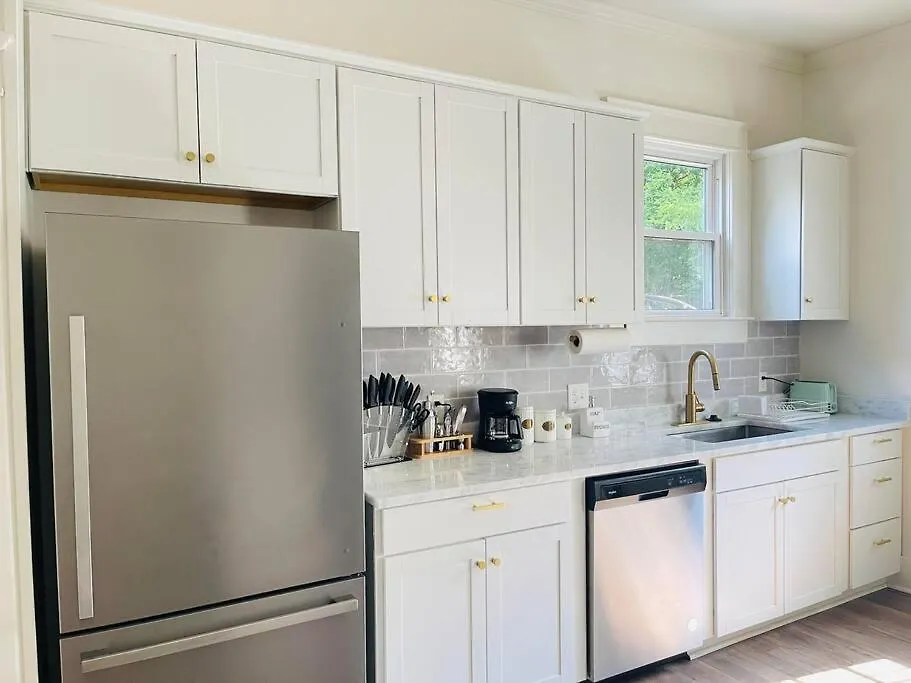 Villa Chic Crosstown Bungalow With Large Fenced Backyard Memphis