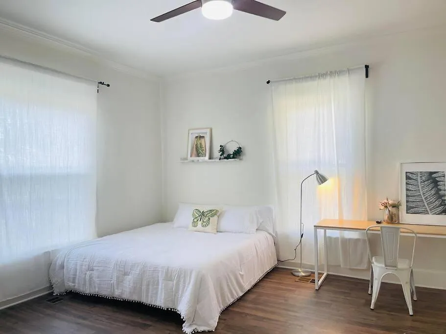 Chic Crosstown Bungalow With Large Fenced Backyard Memphis États-Unis