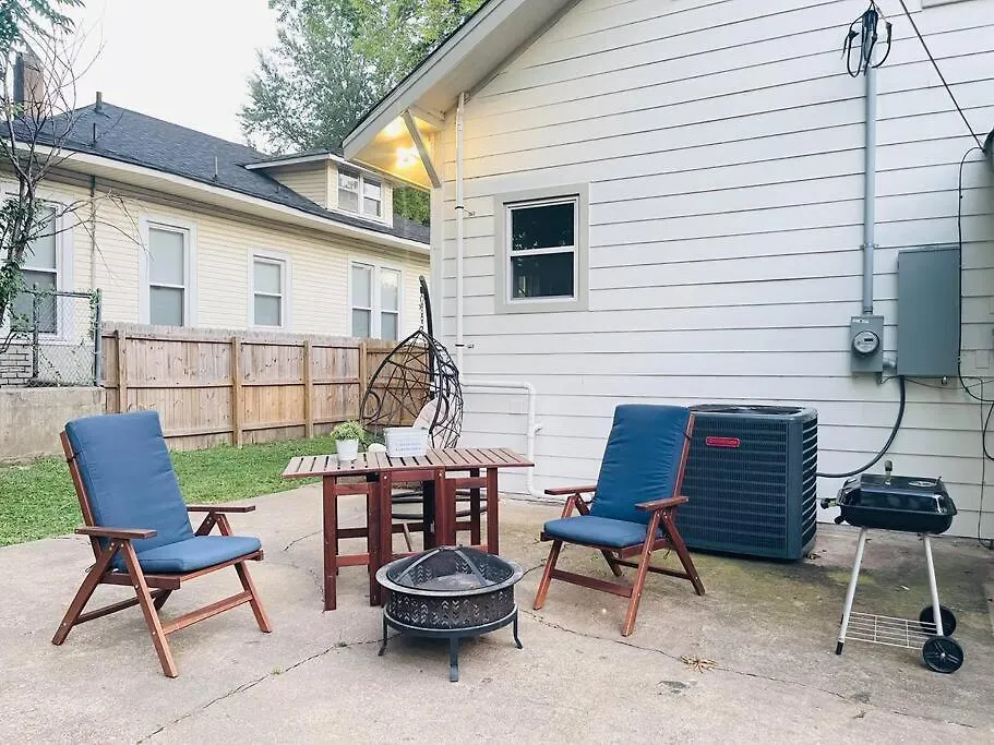Villa Chic Crosstown Bungalow With Large Fenced Backyard Memphis