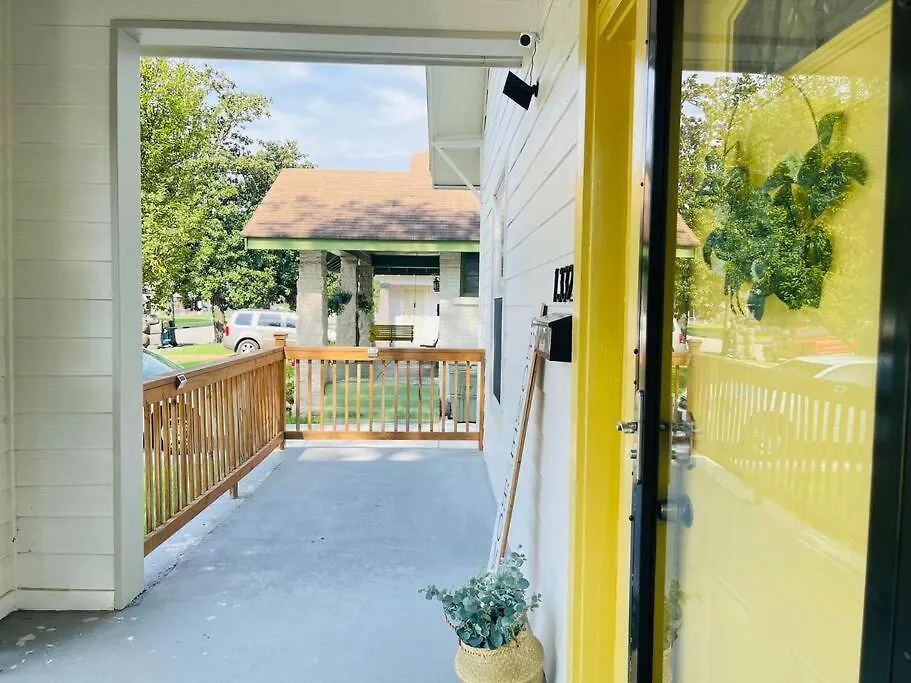 Villa Chic Crosstown Bungalow With Large Fenced Backyard Memphis